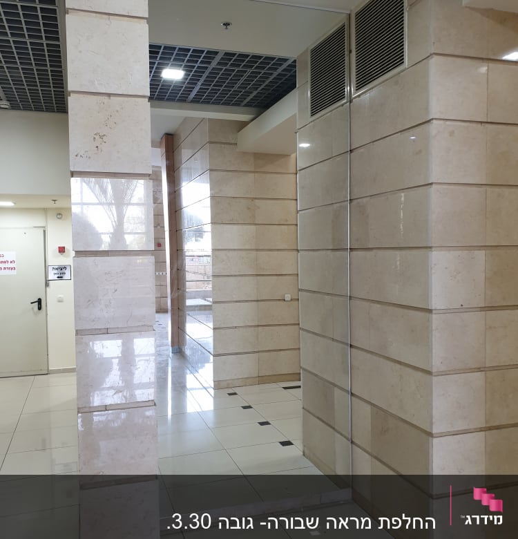 קיר זכוכית משתקף ברצפה מבריקה